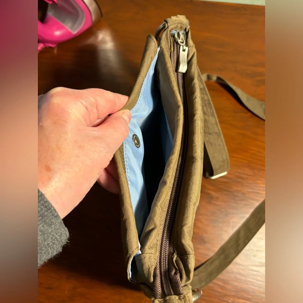 Baggallini olive crossbody bag w/adjustable strap - Picture 6 of 12